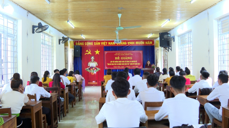 Bế giảng lớp bồi dưỡng nhận thức về Đảng và chuyên đề “Vấn đề dân tộc và chính sách dân tộc” khóa VI năm 2023