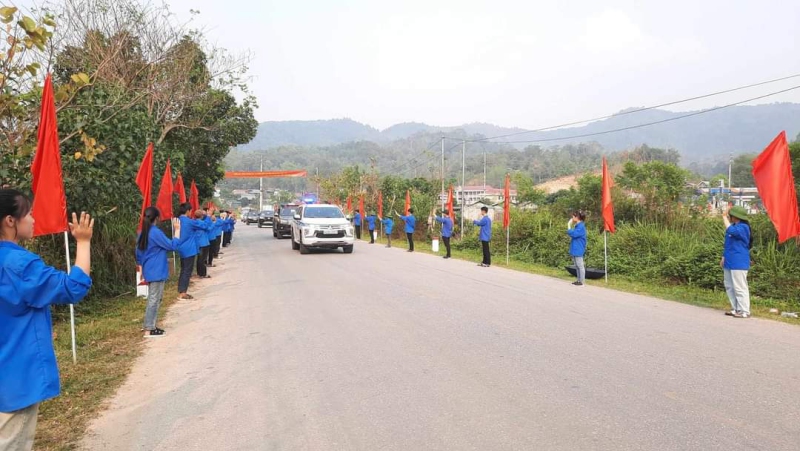 HƠN 1000 CBGVNV VÀ HỌC SINH TRƯỜNG THCS VÀ THPT QUÀI TỞ CHÀO TẠM BIỆT ĐOÀN KHỐI DIỄU BINH, DIỄU HÀNH HOÀN THÀNH XUẤT SẮC NHIỆM VỤ TRỞ VỀ ĐI QUA ĐỊA BÀN HUYỆN TUẦN GIÁO