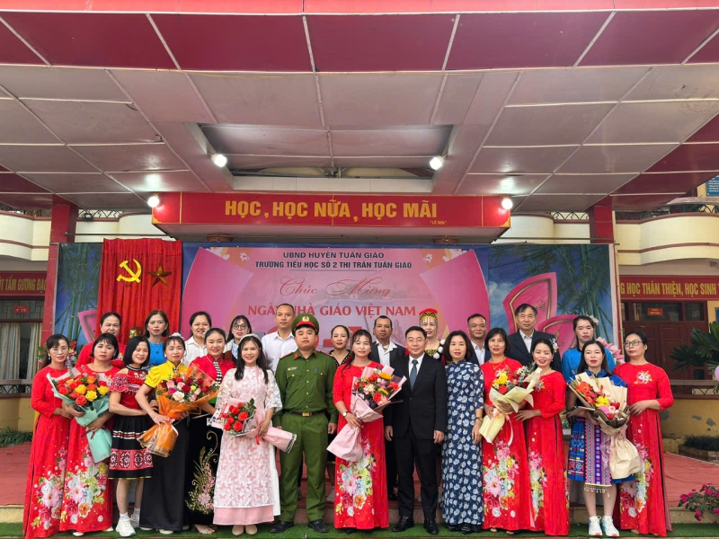 Các đồng chí lãnh đạo huyện Tuần Giáo thăm chúc mừng cán bộ, giáo viên, nhân viên tại các trường học nhân ngày 20.11