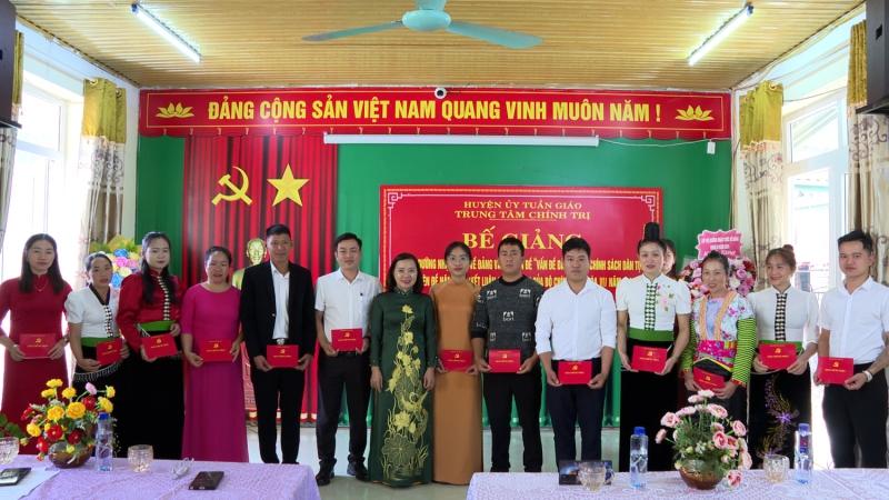 CÁC HỌC VIÊN NHẬN GIẤY CHỨNG NHẬN