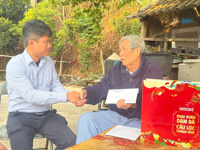 Đồng chí Trần Bình Trọng – UVTV, Phó Chủ tịch HĐND huyện thăm, chúc tết cán bộ hưu trí, doanh nghiệp nhân dịp Tết nguyên đán