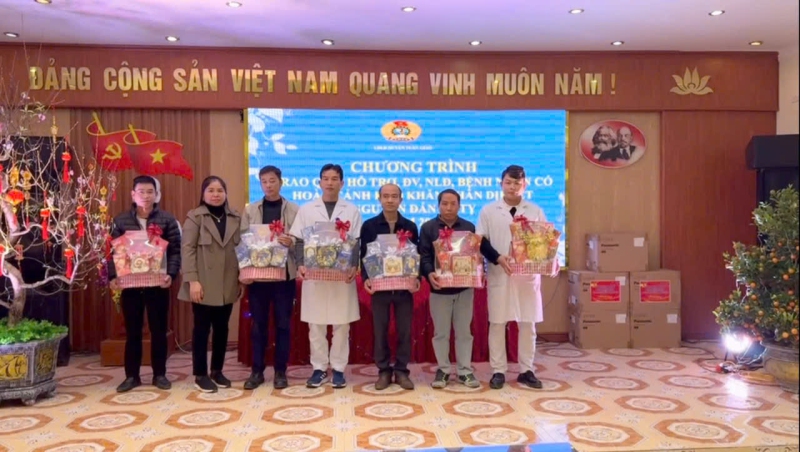 Liên đoàn Lao động huyện tặng quà cho Tết đoàn viên, người lao động có hoàn cảnh khó khăn nhân dịp tết nguyên đán Ất Tỵ