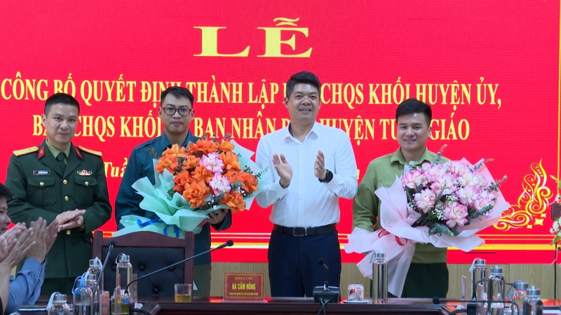 ĐC HÀ CẦM HỒNG, CHỦ TỊCH UBND HUYỆN VÀ ĐC  TRUNG TÁ NGUYỄN HỮU NAM TRAO QUYẾT ĐỊNH THÀNH LẬP VÀ TẶNG HOA CHO BAN CHQS KHỐI HUYỆN ỦY VÀ BAN CHQS KHỐI UBND HUYỆN