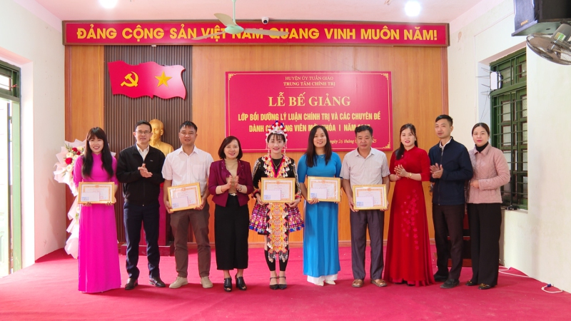 Đồng chí Nguyễn Thị Thảo   UVBTV, Trưởng ban Tuyên giáo Huyện uỷ, Giám đốc Trung tâm Chính trị huyện tặng giấy khen cho các học viên có thành tích xuất sắc trong khoá học