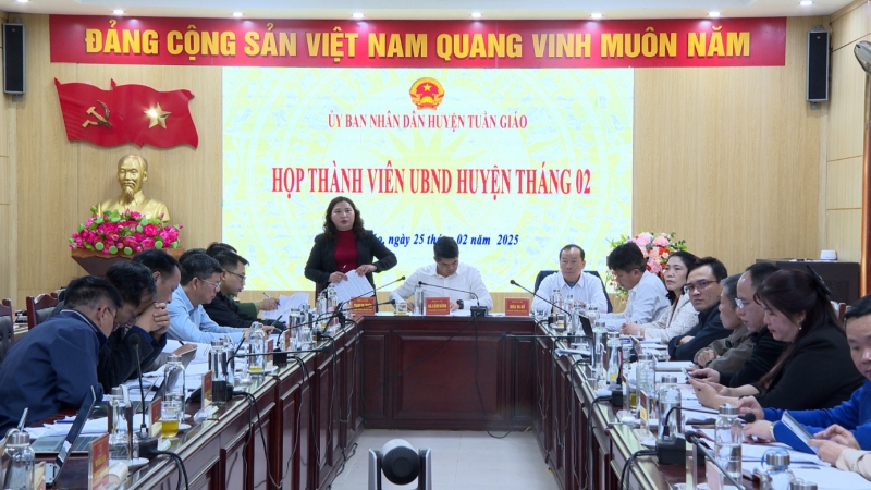 Họp thành viên UBND huyện tháng 2 năm 2025