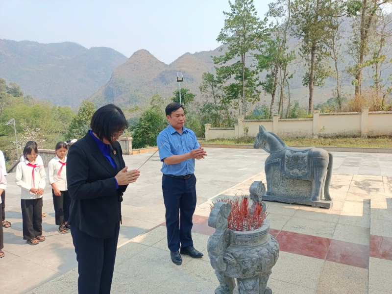 Đoàn công tác dâng hương tại Khu tưởng niệm Anh hùng Vừ A Dính và các liệt sĩ xã Pú Nhung