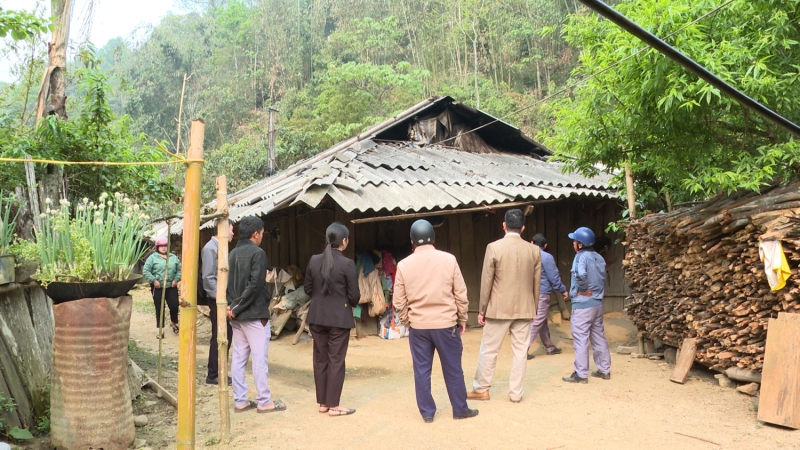 Đoàn đến thăm nhà ông Giàng A Mua