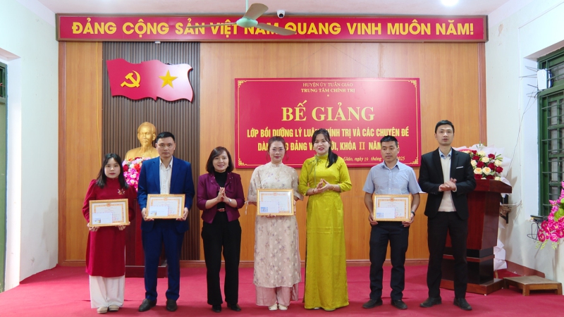Trung tâm Chính trị tặng giấy khen cho cá nhân có thành tích xuất sắc trong học tập