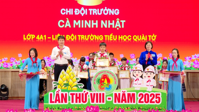 Tuyên dương khen thưởng Cháu ngoan Bác Hồ cấp huyện