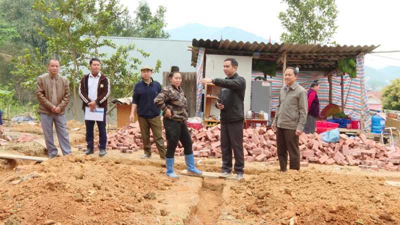 Đồng chí Đinh Bảo Dũng  Tỉnh uỷ viên, Bí thư Huyện uỷ Tuần Giáo kiểm tra tiến độ làm nhà tạm, nhà dột nát tại bản Chiềng Chung