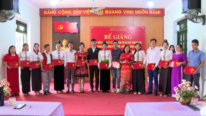 Bế giảng lớp bồi dưỡng LLCT và các chuyên đề dành cho đảng viên mới khóa 4 năm 2025