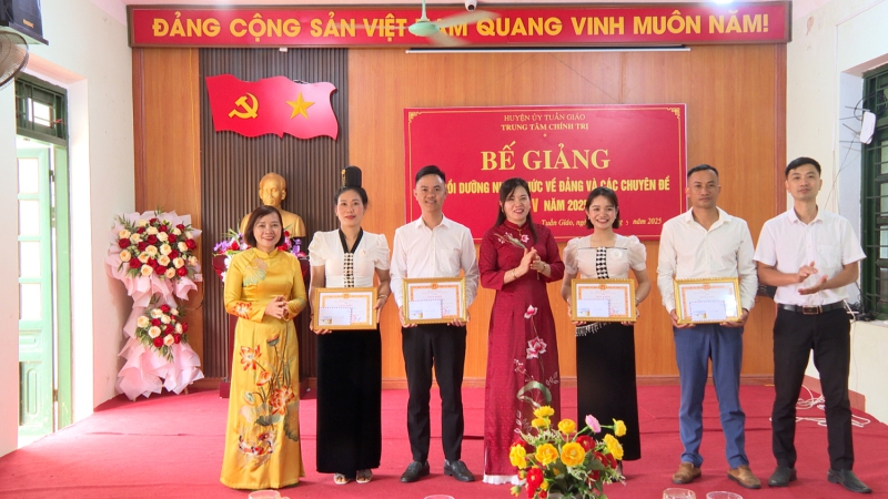 Ảnh ĐC Nguyễn Thị Thảo – UVTV, Trưởng Ban Tuyên giáo và Dân vận Huyện ủy, GĐ TTCT huyện trao giấy khen cho học viên xuất sắc