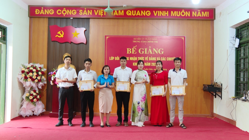 Đồng chí Nguyễn Thị Thảo   UVBTV, Trưởng ban Tuyên giáo   Dân vận Huyện uỷ, Giám đốc Trung tâm Chính trị huyện trao giấy khen cho học viên xuất sắc