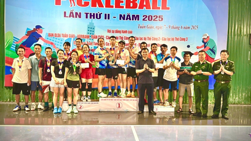 Đồng chí Đinh Bảo Dũng  Tỉnh uỷ viên, Bí thư Huyện uỷ Tuần Giáo chụp ảnh lưu niệm cùng các VĐV (1)