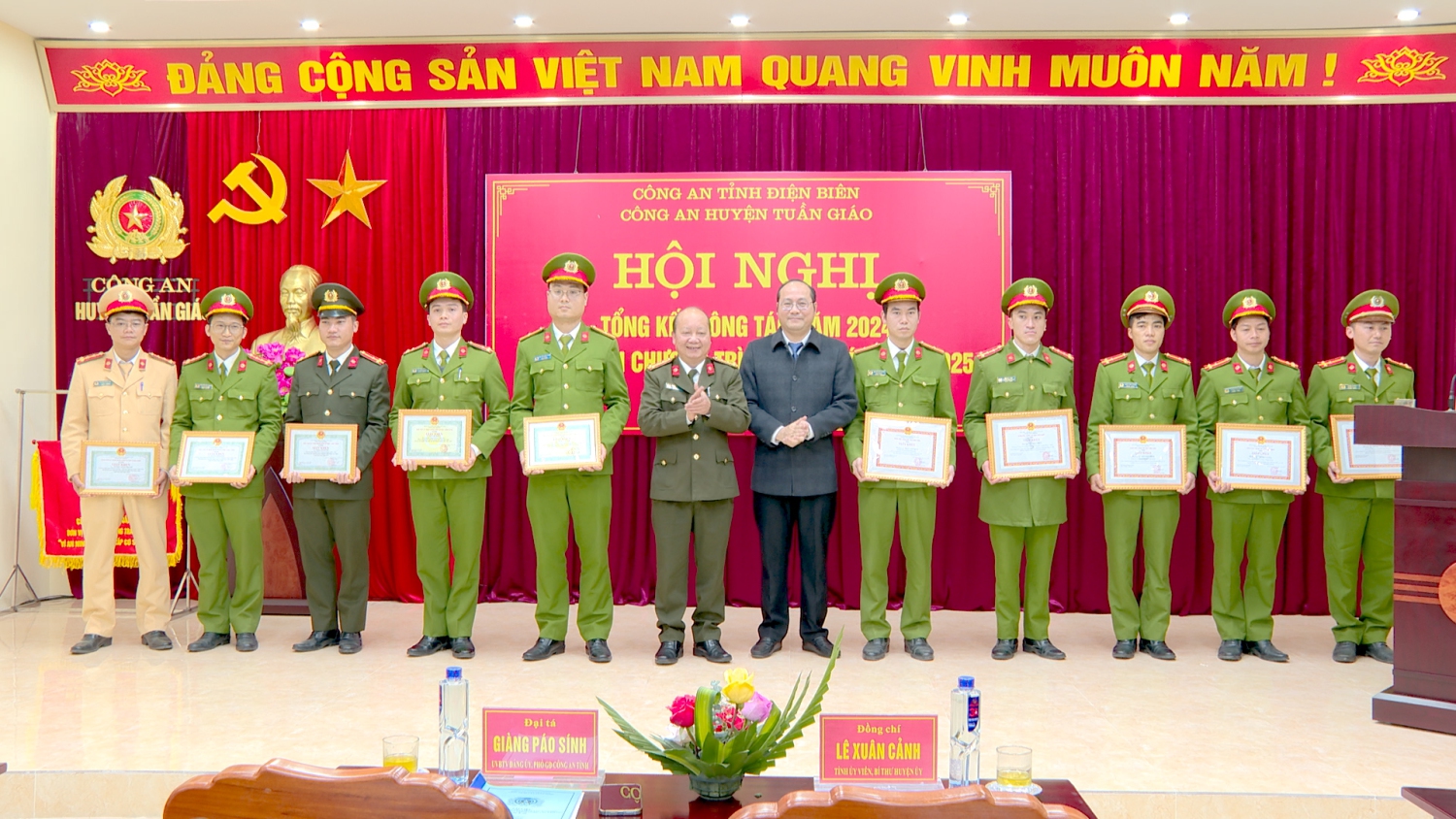 Đồng chí Đại tá Giàng Páo Sính Uỷ viên BTV Đảng uỷ, Phó Giám đốc Công an tỉnh và Đồng chí Lê Xuân Cảnh Bí thư huyện uỷ Tuần Giáo tặng giấy khen cho các cá nhân