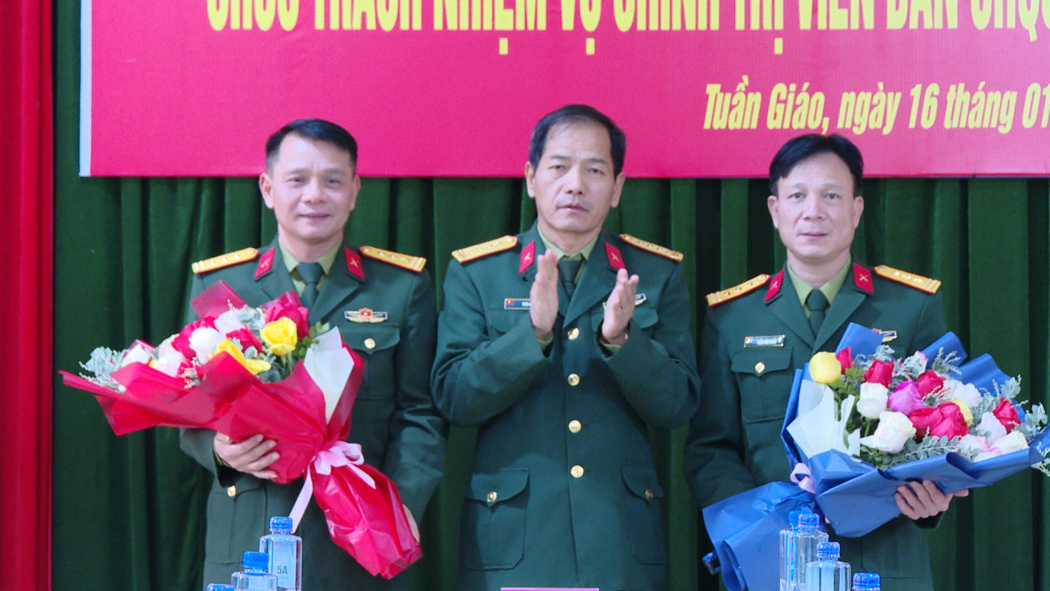 Đồng chí Đại tá Thào A Của Đảng ủy viên Đảng uỷ Quân sự tỉnh, Phó Chỉ huy trưởng Bộ CHQS tỉnh tặng hoa chúc mừng 02 đồng chí