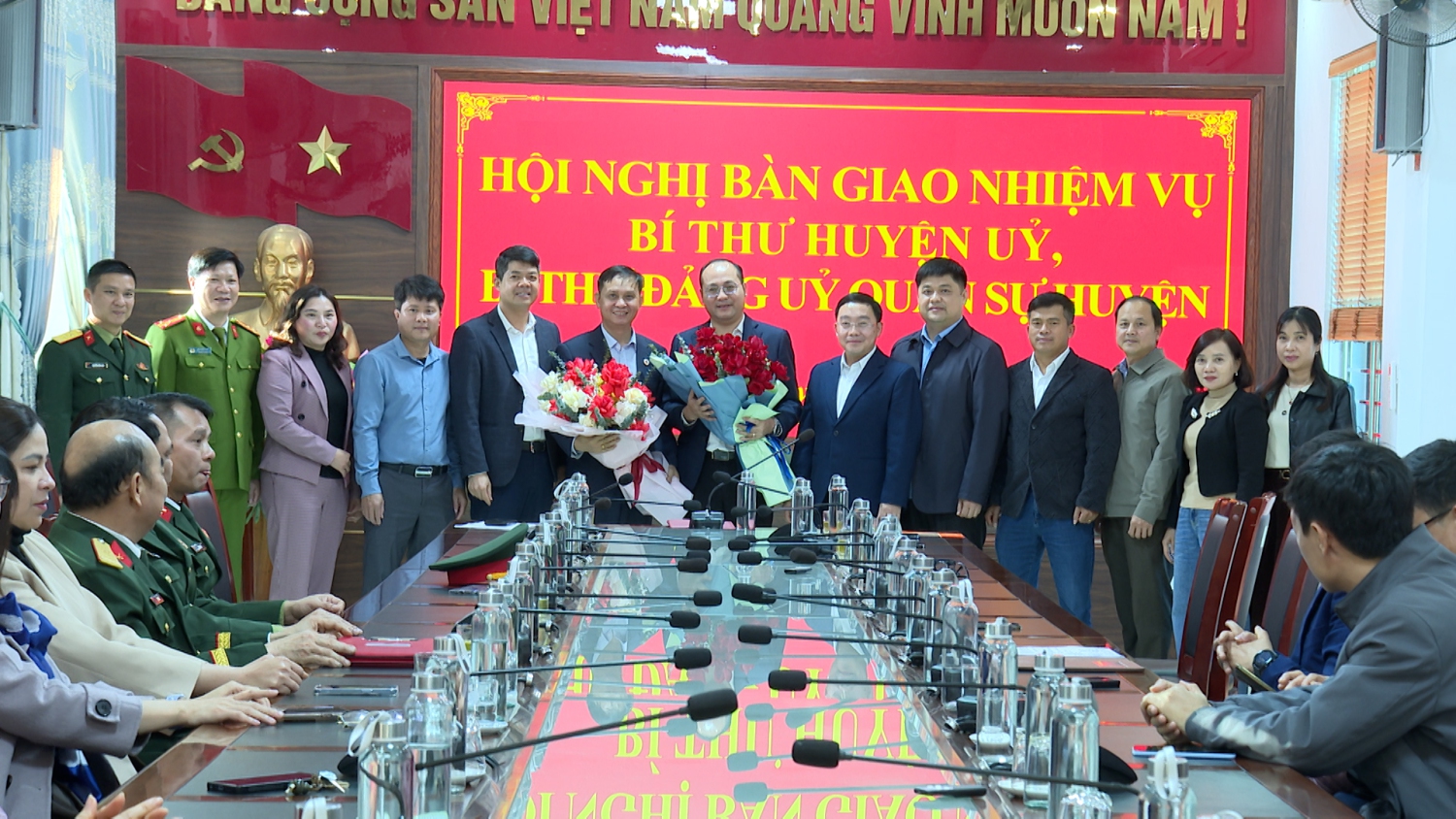 CÁC ĐẠI BIỂU TẶNG HOA CHÚC MỪNG ĐỒNG CHÍ ĐINH BẢO DŨNG VÀ ĐỒNG CHÍ LÊ XUÂN CẢNH