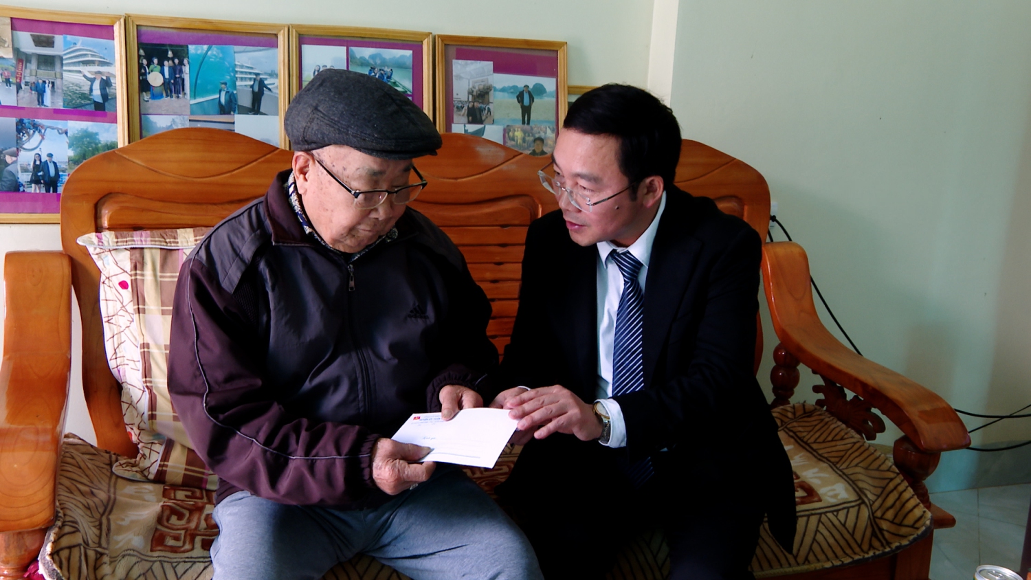 Thăm trao quà Đảng viên Quàng Văn Mấng