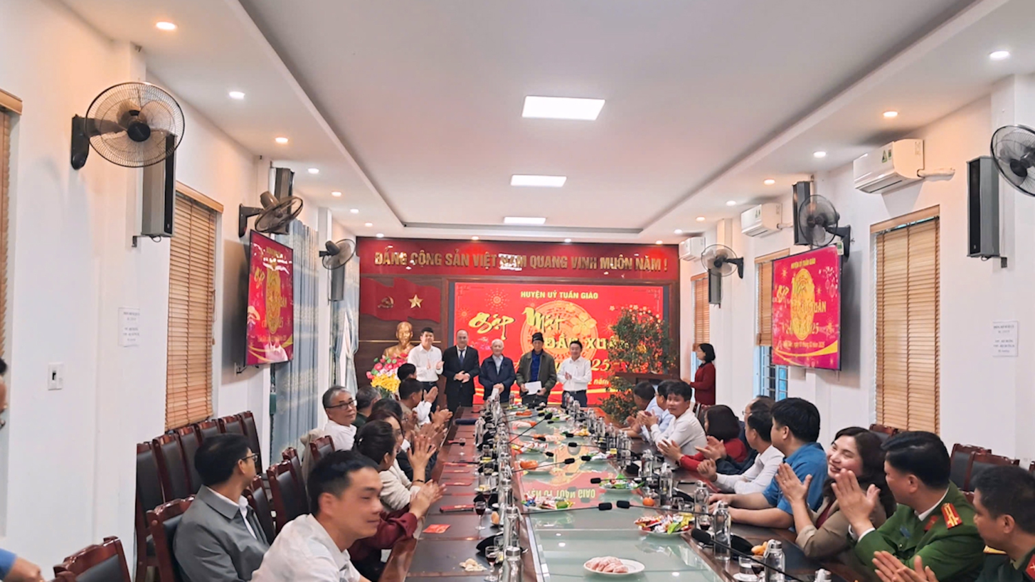 Trao quà tới hai đảng viên trên 60 năm tuổi Đảng