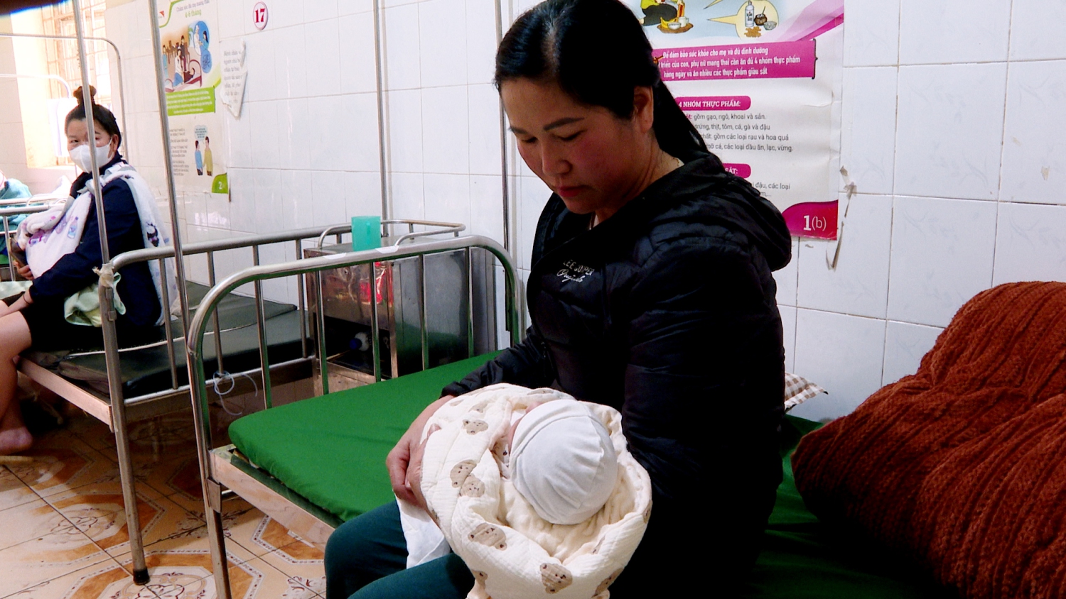 Bà Nguyễn Thị Lan Người nhà sản phụ chăm em bé