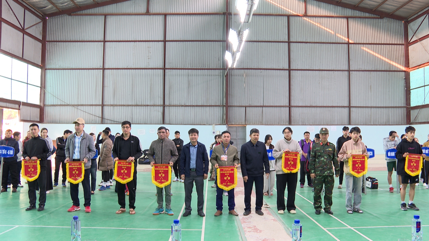 ĐẠI DIỆN CÁC ĐƠN VỊ THAM GIA GẢI NHẬN CỜ LƯU NIỆM