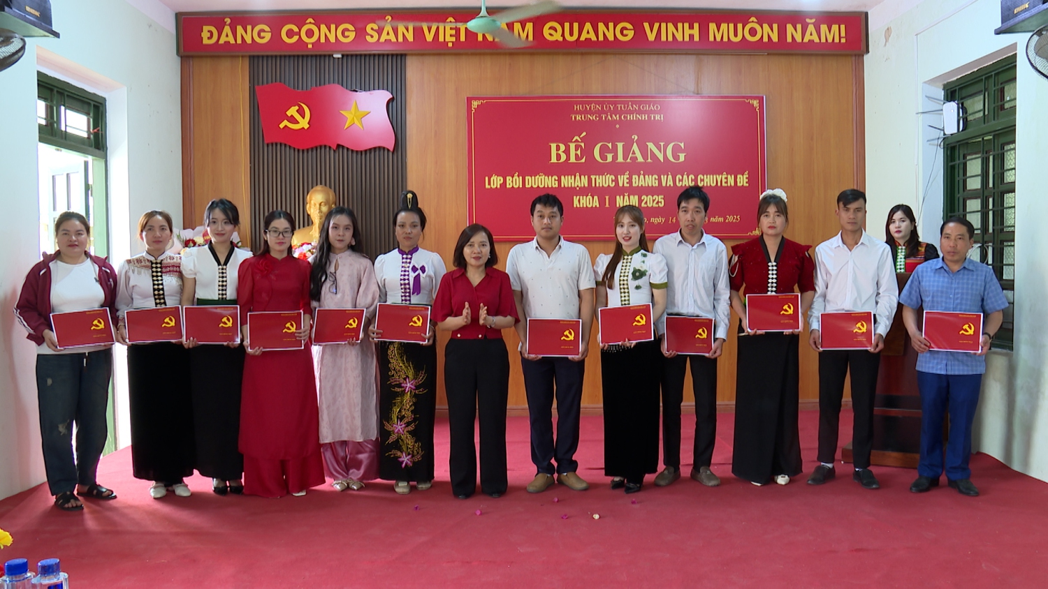 ĐC NGUYỄN THỊ THẢO TRAO GIẤY CHỨNG NHẬN CHO CÁC HỌC VIÊN 3
