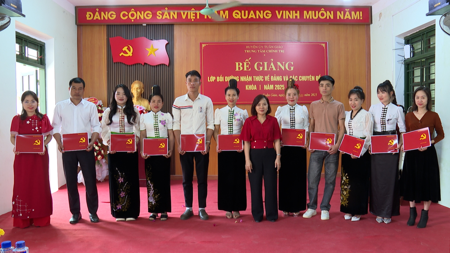ĐC NGUYỄN THỊ THẢO TRAO GIẤY CHỨNG NHẬN CHO HỌC VIÊN 1