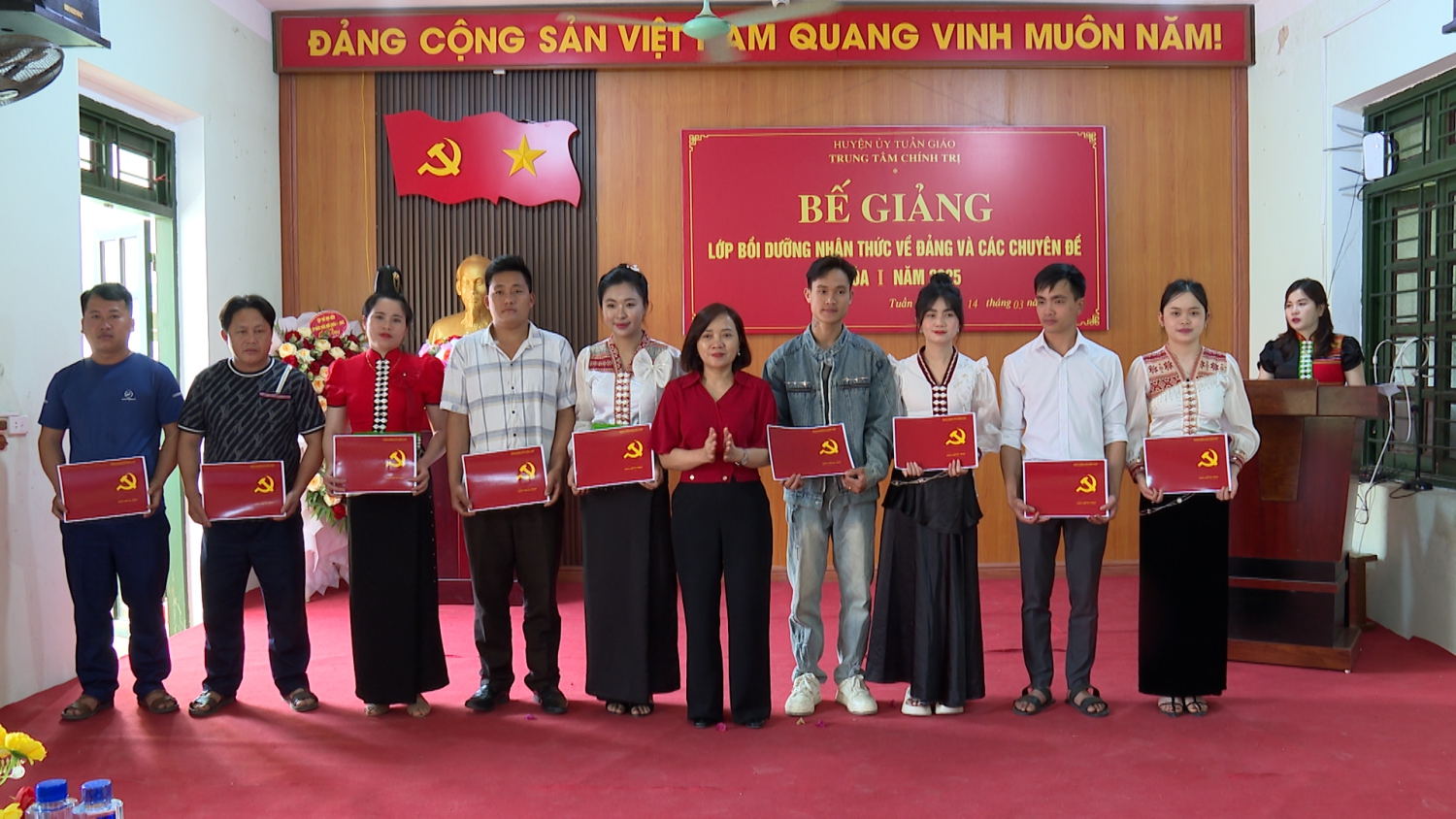 ĐC NGUYỄN THỊ THẢO TRAO GIẤY CHỨNG NHẬN CHO HỌC VIÊN 2