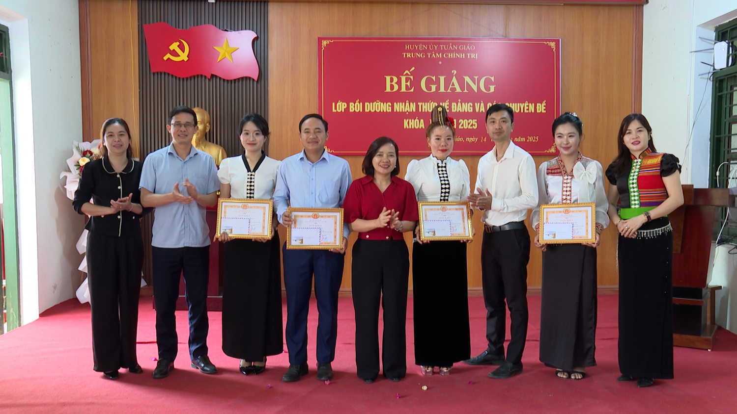 ĐC NGUYỄN THỊ THẢO TRAO GIẤY KHEN CHO CÁC HỌC VIÊN CÓ THÀNH TÍCH CAO TRONG HỌC TẬP