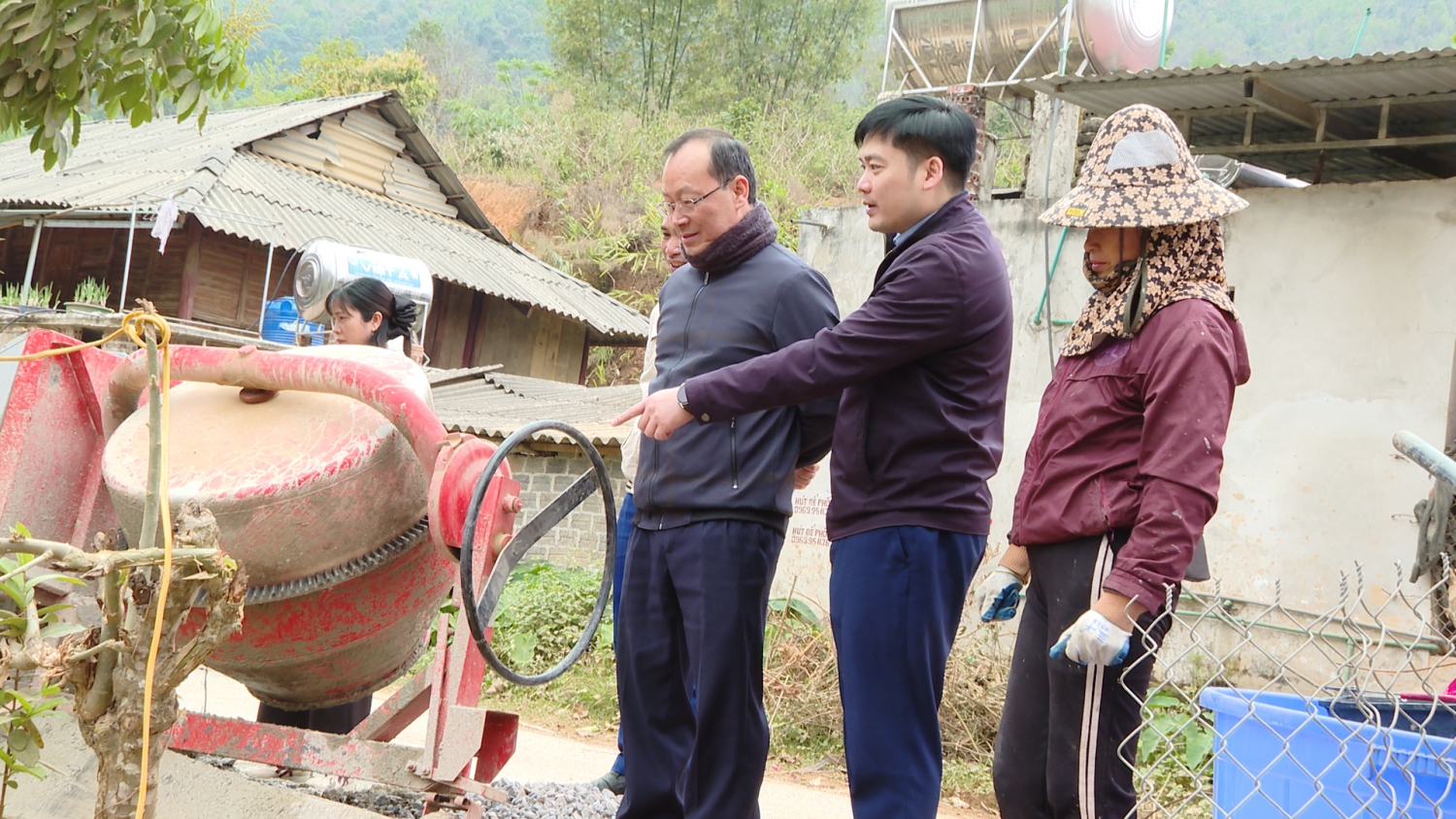 Đoàn công tác kiêm tra tiến độ làm nhà tại xã Nà Sáy