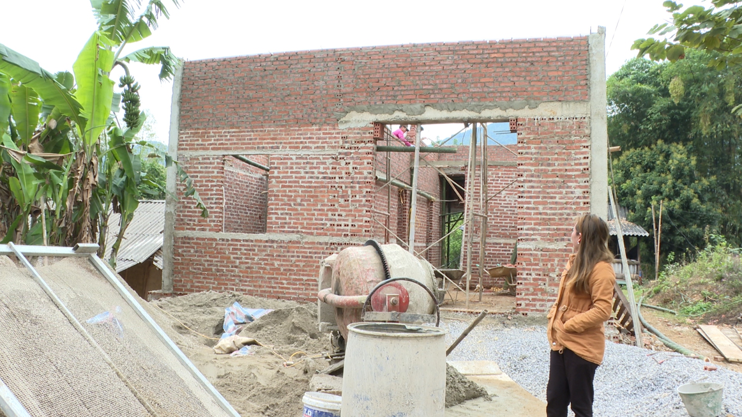 đoàn ktra nhà tại bản xuân tươi 1