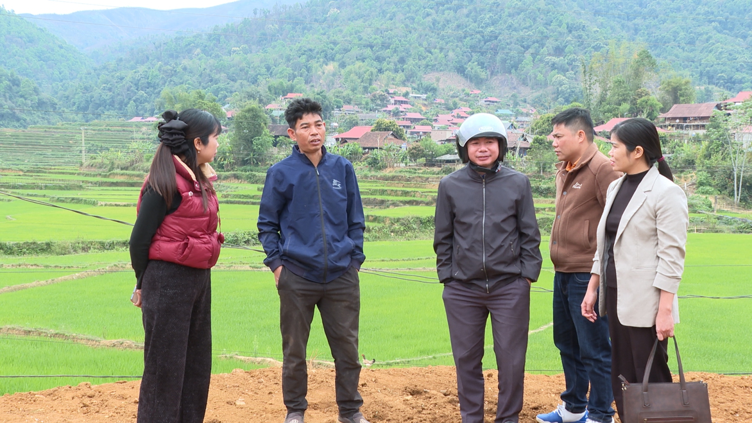 đoàn ktra nhà tại xã mường thín 2