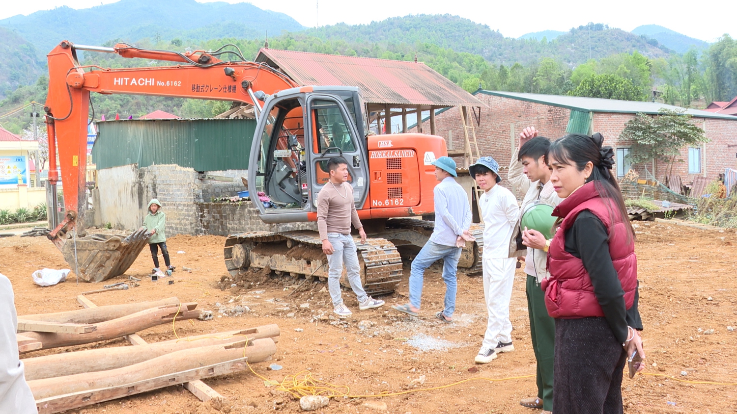đoàn ktra nhà tại xã mường thín