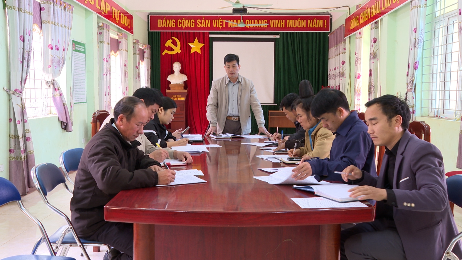 Đoàn làm việc tại UBND xã TA MA