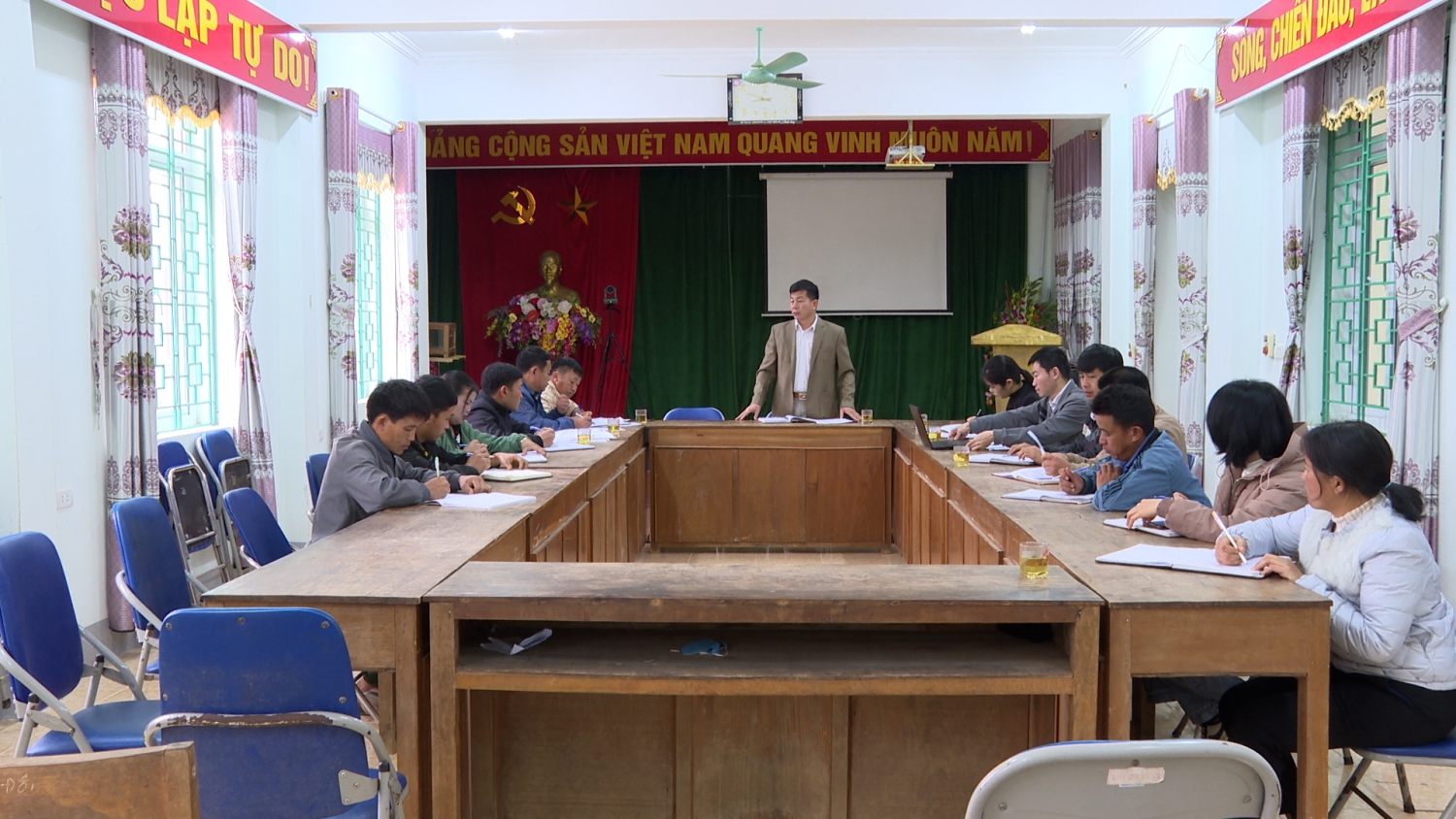 Đoàn làm việc tại UBND xã Tênh Phông