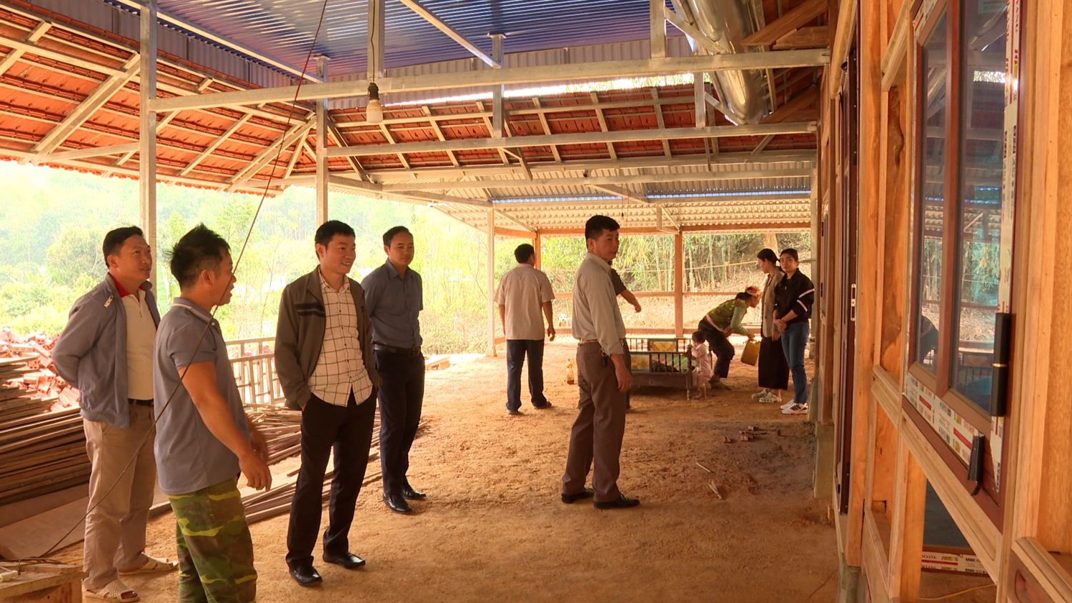 Đoàn thăm nhà đang thi công tại xã Pú Nhung