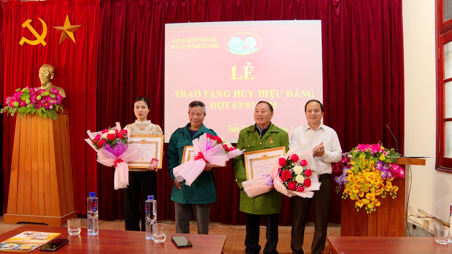 ĐỒNG CHÍ GIÀNG A DƠ, UVBTV HU, BÍ THƯ ĐẢNG ỦY THỊ TRẤN TRAO HUY HIỆU CHO CÁC ĐẢNG VIÊN