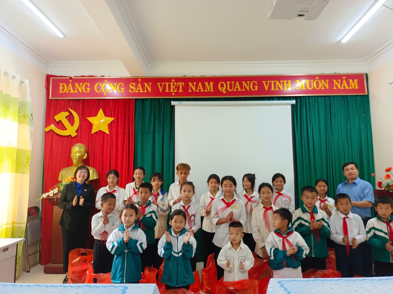 Đồng chí Kháng Mai Thu Phó Bí thư Tỉnh đoàn, Chủ tịch Hội đồng Đội tỉnh tặng quà cho học sinh có hoàn cảnh khó khăn