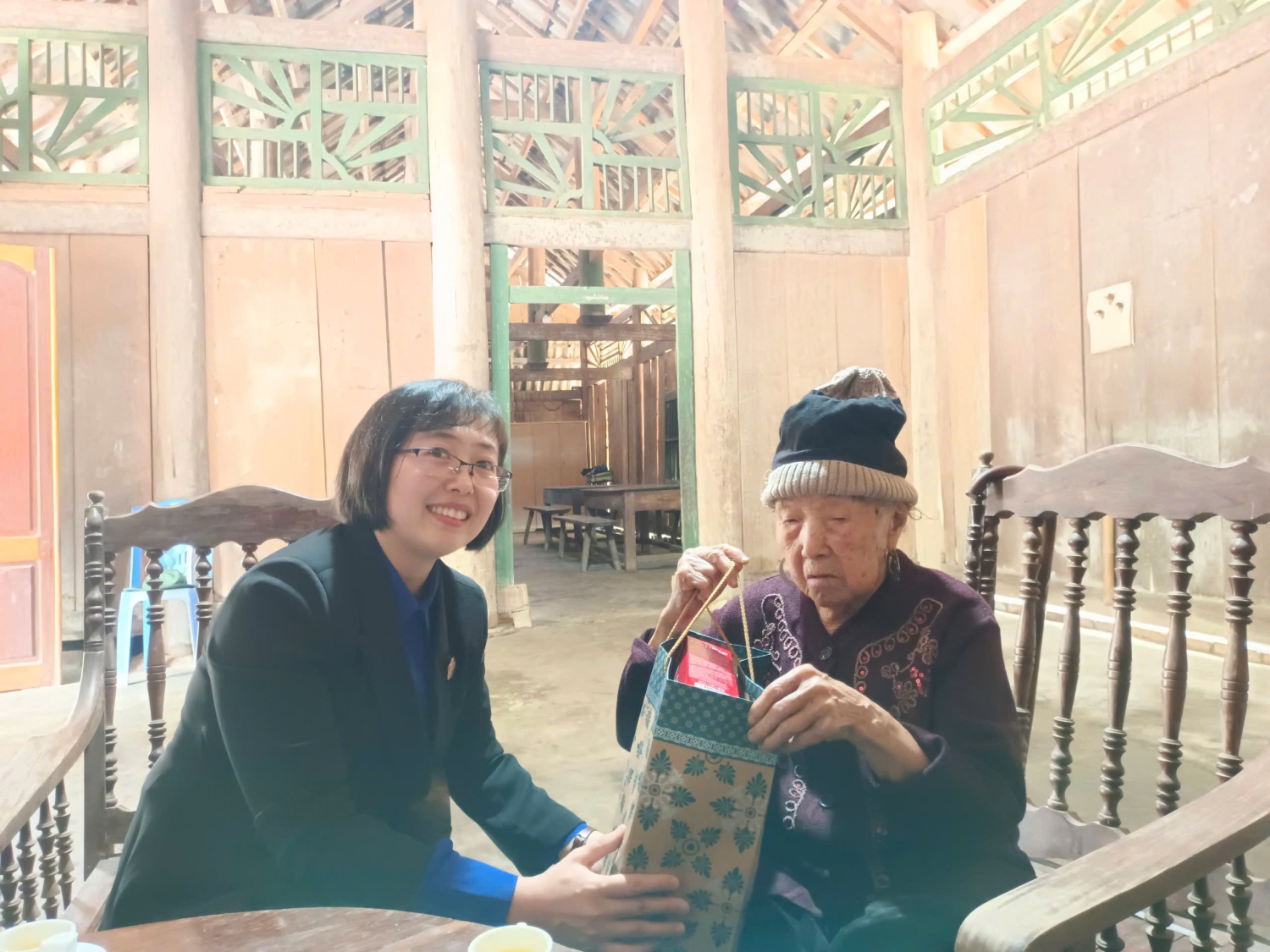 Đồng chí Kháng Mai Thu Phó Bí thư Tỉnh đoàn, Chủ tịch Hội đồng Đội tỉnh thăm và tặng quà thân nhân anh hùng liệt sĩ Vừ A Dính
