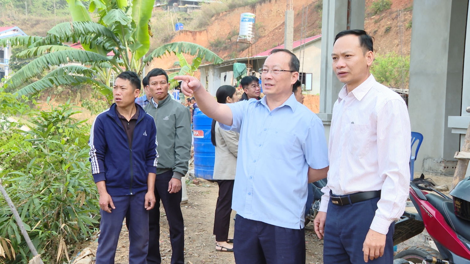 Đồng chí Mùa Va Hồ UVBTV, Phó Chủ tịch UBND huyện kiểm tra tiến độ làm nhà tại xã Nà Tòng