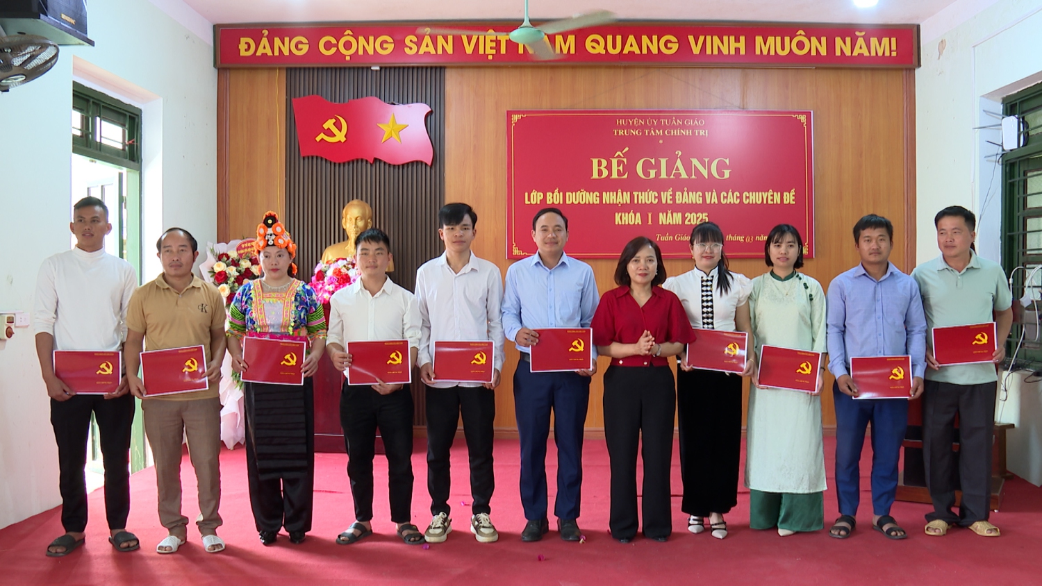 ĐỒNG CHÍ NGUYỄN THỊ THẢO TRAO GIẤY CHỨNG NHẬN CHO CÁC HỌC VIÊN