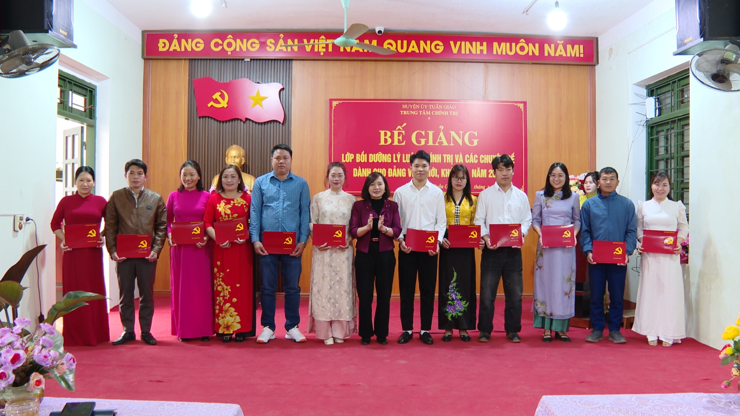 Đồng chí Nguyễn Thị Thảo UVBTV, Trưởng ban Tuyên giáo Dân vận Huyện uỷ Giám đốc Trung tâm Chính trị huyện trao giấy chứng nhận cho học viên