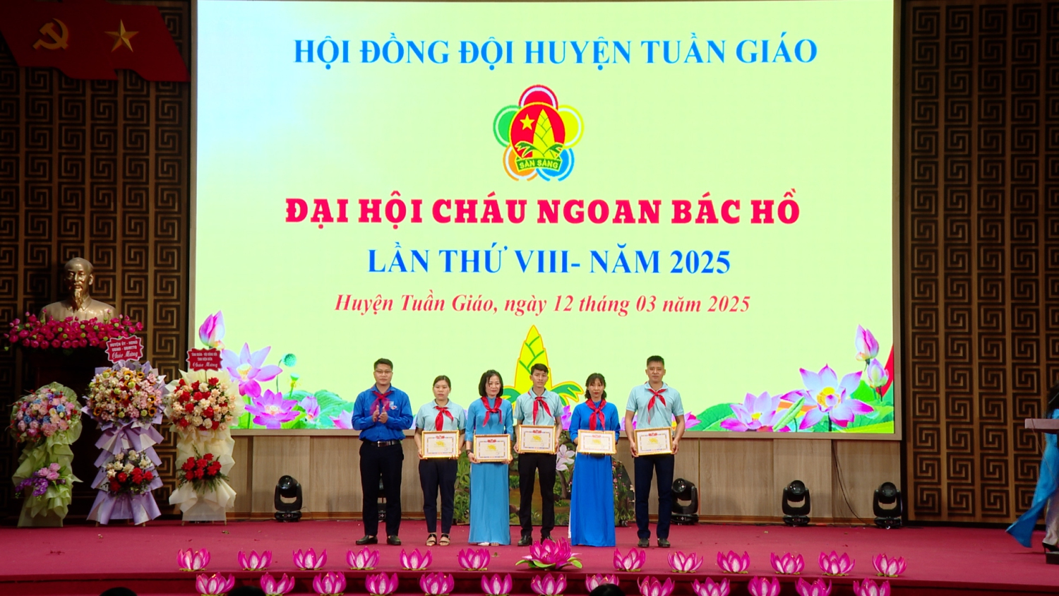 Hội đồng đội tặng giấy khen cho giáo viên tổng phụ trách đội