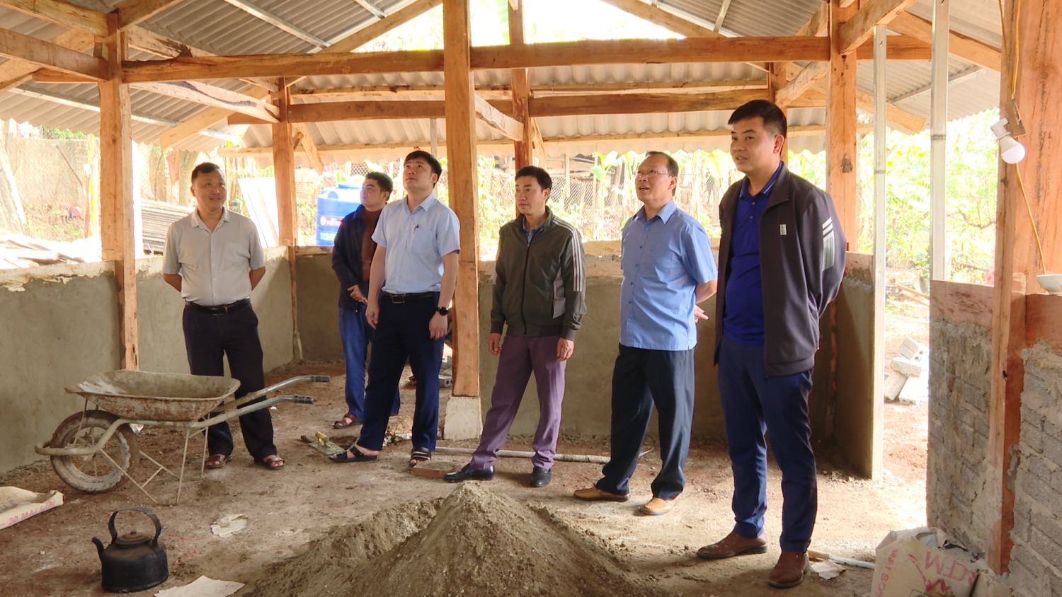 Kiêm tra nhà đang thực hiện tại xã Phình Sáng
