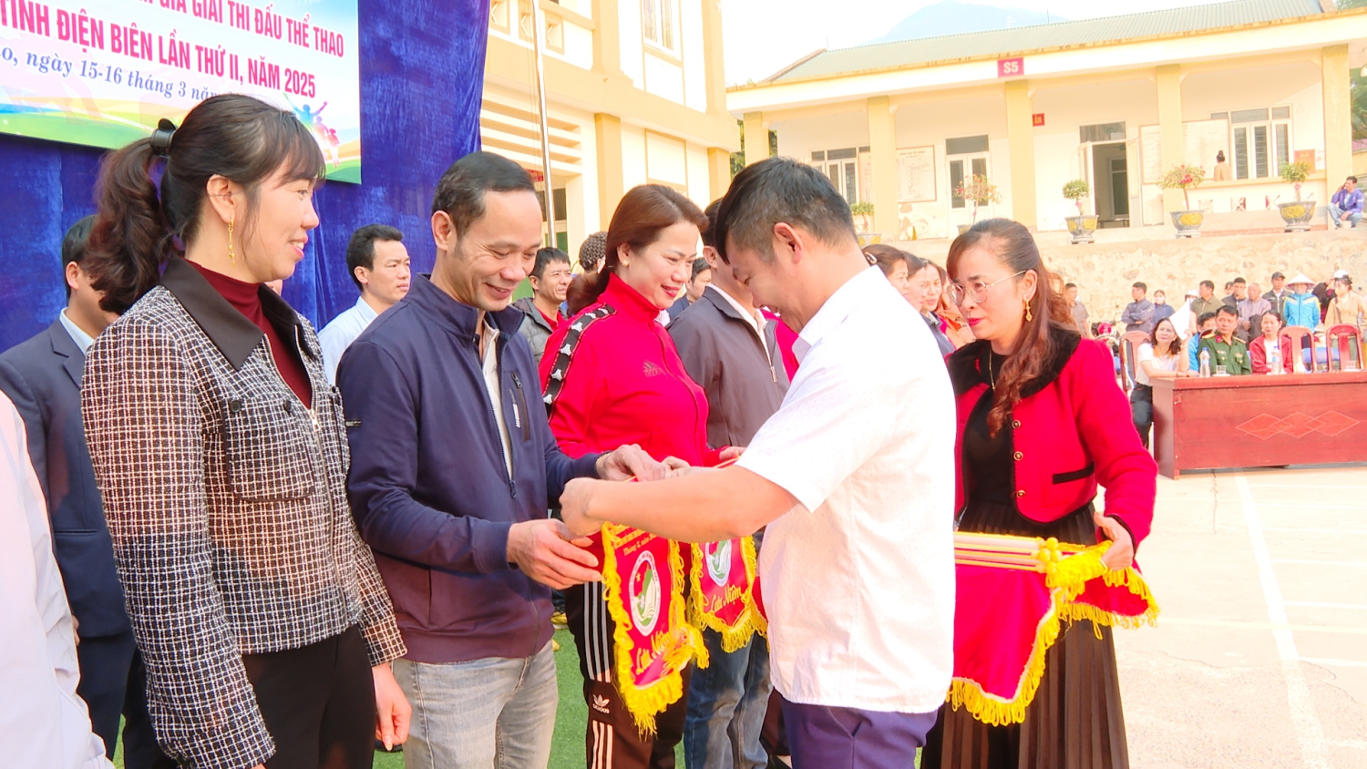 Lãnh đạo phòng GD&ĐT huyện trao cờ lưu niệm cho các đoàn VĐV