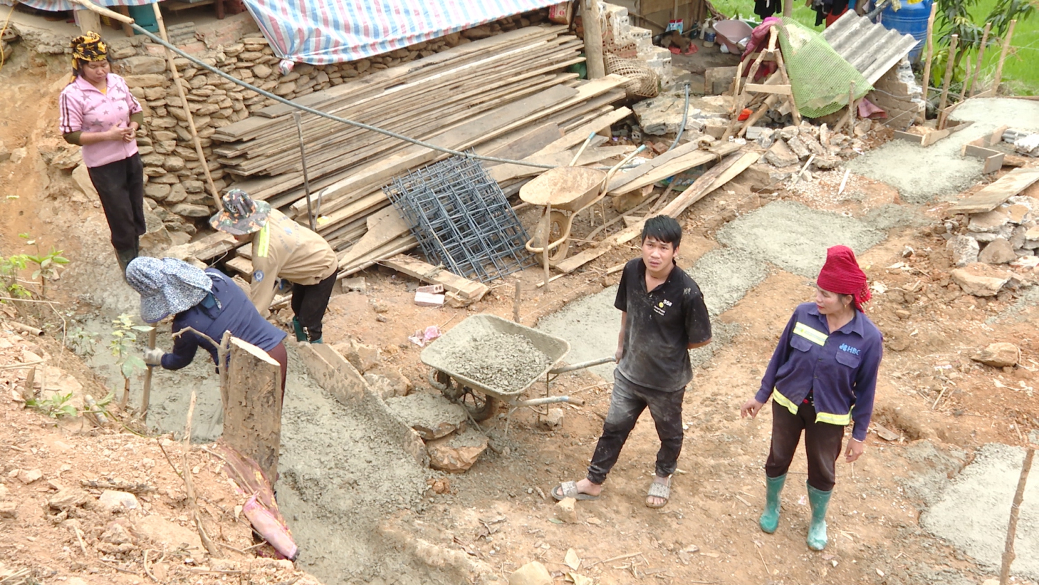 Nhà đang thi công ở xa Nà Sáy