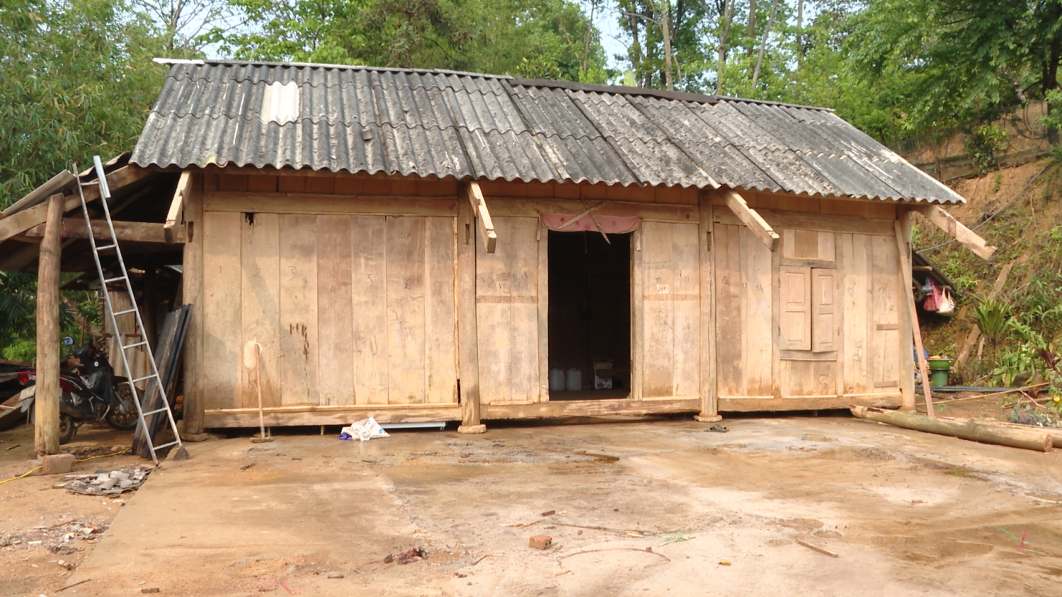 Nhà tạm, đột nát bản Hua Sa A
