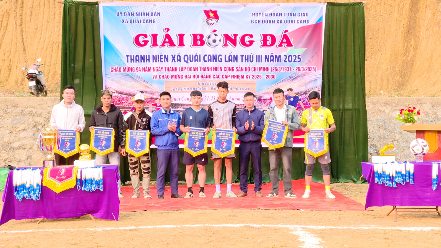 Trao cờ lưu niệm cho các đội bóng tham dự