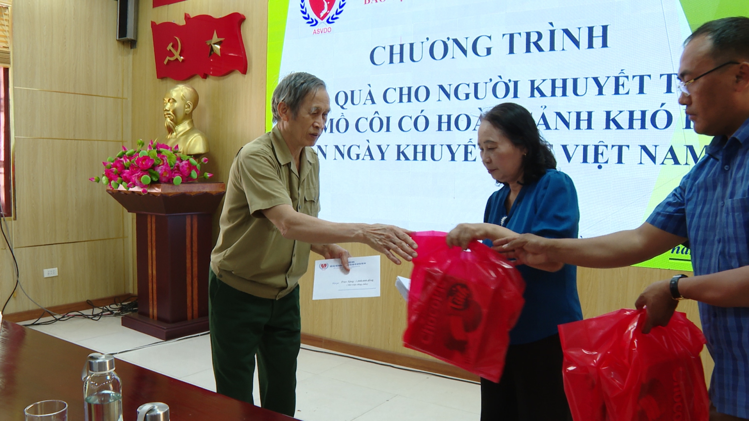 Bà Phạm Thị Vịnh Chủ tịch Hội Bảo trợ người khuyết tật và bảo vệ quyền trẻ em tỉnh Điện Biên trao quà cho gia đình người khuyết tật