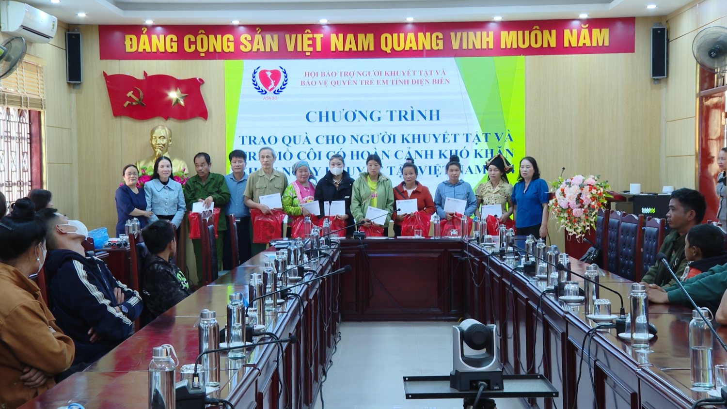 Bà Phạm Thị Vịnh Chủ tịch Hội Bảo trợ người khuyết tật và bảo vệ quyền trẻ em tỉnh Đồng chí Trần Bình Trọng UVBTV, Phó Chủ tịch HĐND huyện trao quà cho người khuyết tật